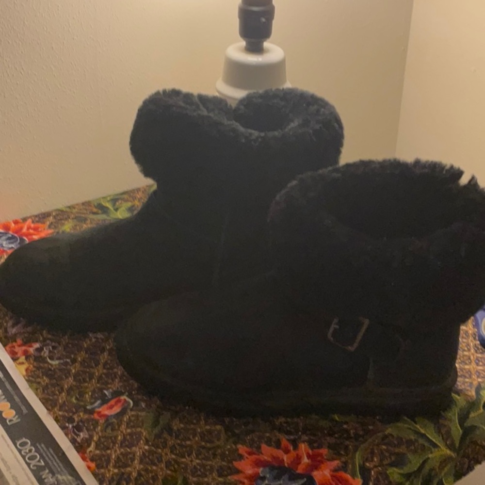 Like new, soft n furry. Cozy Black Shearling Boots. Size 9